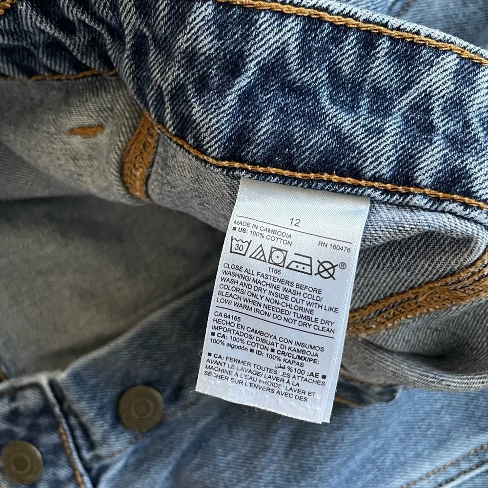 Cute denim Old Navy skirt with buttons - Picture 4 of 9